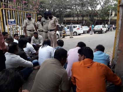 Sitting in front of the RTO office | आरटीओ कार्यालयासमोर वाहनधारक महासंघाचा ठिय्या