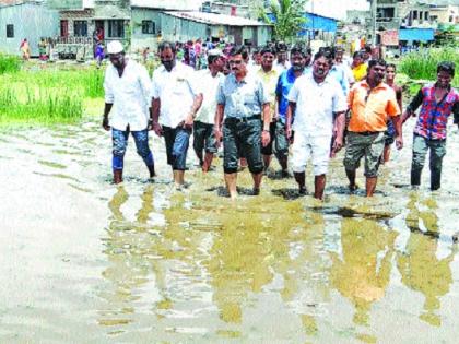  Officials from Revolving Mud | अधिकाºयांना फिरविले चिखलातून