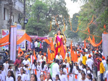 The city of Jalgaon resounded with the shouts of Lord Sri Rama; Breathtaking demonstrations drew attention | प्रभू श्रीरामाच्या जयघोषाने दुमदुमली जळगाव नगरी; चित्तथरारक प्रात्यक्षिकांनी वेधले लक्ष