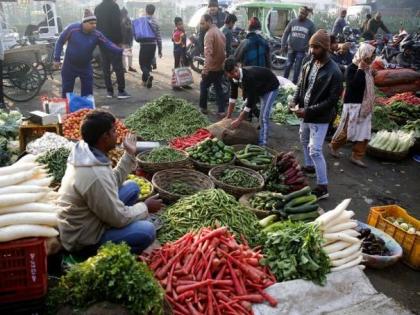 CoronaVirus in Mumbai; Mumbai vegetable market got 40 truck vegitables hrb | CoronaVirus मुंबईतील वाढत्या रुग्णांची धास्ती; मुंबई भाजीपाला मार्केटमधील आवक घटली