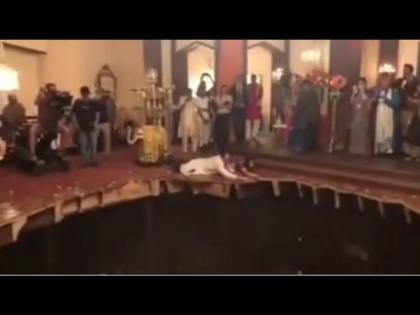 Funny wedding bride groom relatives fell down from dance floor video viral | VIDEO : स्लॅब कोसळून लग्नात डान्स करत असलेले पाहुणे पडले खाली आणि....