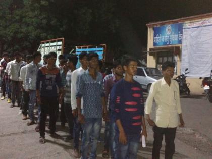 Students of Upoorshi students leave for Nashik | उपोषणार्थी विद्यार्थी नाशिकला रवाना