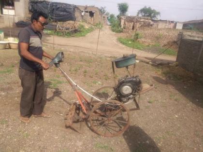 Sunday Special: Ploughing machine built on a scooter engine | रविवार विशेष : स्कूटरच्या इंजीनवर बनवले डवरणी यंत्र