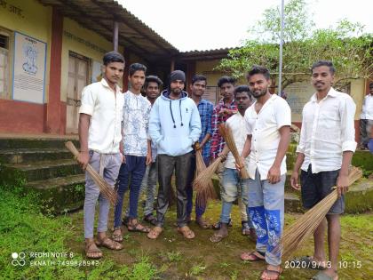 Against the backdrop of Corona, the youth of Ambewadi carried out a village cleaning campaign | कोरोनाच्या पार्श्वभूमीवर आंबेवाडीतील युवकांनी राबविली ग्रामस्वच्छता मोहिम