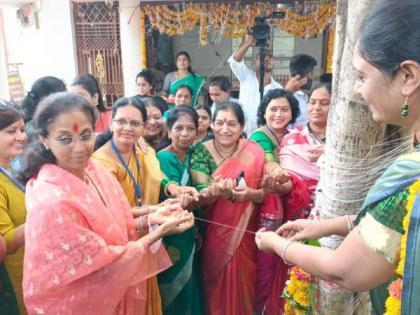 Supriyatai performed Vatpoornime pujan with widows .. also took proverbs .. | सुप्रियाताईंनी अमरावतीत केले वटवृक्षाचे पूजन.. उखाणाही घेतला.. 