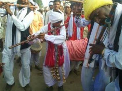 Tribal dancing and singing in the week of Melghat | मेळघाटातील आठवडी बाजारात थाट्यांच्या नाच-गाण्याची धूम