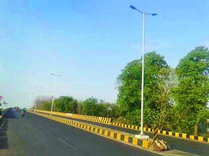 Narkhed railway crossing flyover for one and a half years in the dark | नरखेड रेल्वे क्रॉसिंग उड्डाणपूल दीड वर्षांपासून अंधारातच