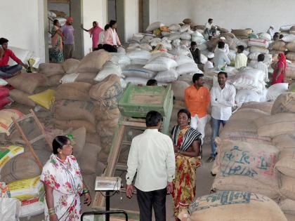 Waiting for measuring 6000 quintals of urine in Beed | बीडमध्ये सहा हजार क्विंटल उडीद मापाच्या प्रतीक्षेत