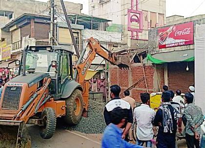 After all, 'they' flatten the construction | अखेर ‘ते’ बांधकाम जमीनदोस्त