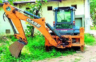 JCB Kelly seized in tree trunk | वृक्षतोडप्रकरणी जेसीबी केली जप्त