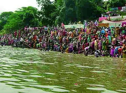 Thousands of women have made sacred arrangements | हजारो महिलांनी केले पवित्र स्रान Thousands of women have made sacred arrangements | हजारो महिलांनी केले पवित्र स्रान