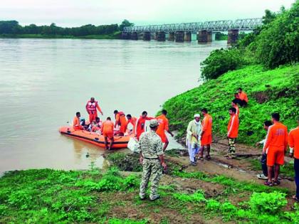 15 devotees trapped in Nrusinha temple released | नृसिंह मंदिरात अडकलेल्या 15 भाविकांची सुटका