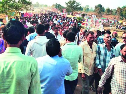 The crowd gathered | जनसमुदाय उसळला