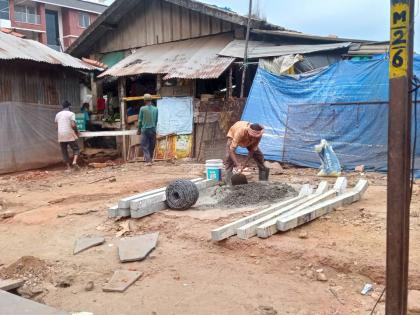 The municipality removed the stall, a star fence at the disputed site in Sawantwadi | सावंतवाडी नगर पालिकेने हटवलेल्या स्टाॅलच्या जागेवर तारेचे कुंपन