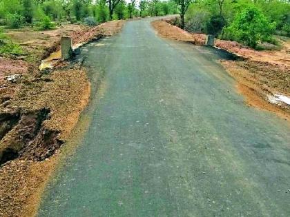 Important road work is idle | महत्त्वपूर्ण रस्त्याचे काम दर्जाहीन