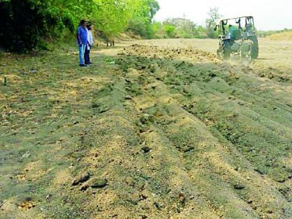 Plow plowing in river banks | नदी पात्रात पालिकेकडून नांगरणी