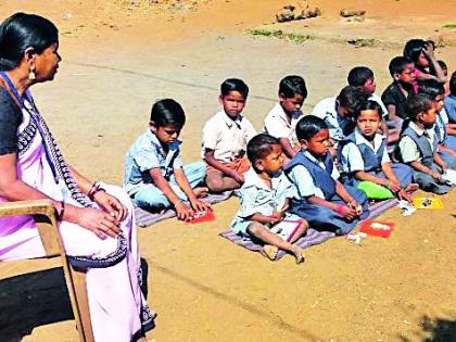 Without the building, the tickling anganwadi fills open | इमारतीविना कलघोडी अंगणवाडी भरते उघड्यावर