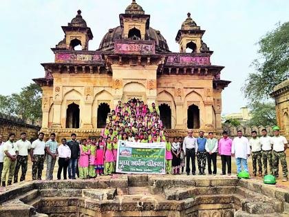 Darshan of the Birshah Samadhi taken by the students | विद्यार्थिनींनी घेतले बिरशहा समाधीचे दर्शन