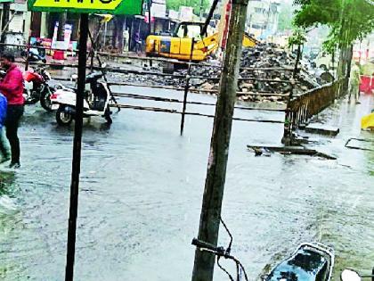 Heavy rains inundated many nallas in Chandrapur | धुवाधार पावसाने चंद्रपुरातील अनेक नाल्यांची पोलखोल