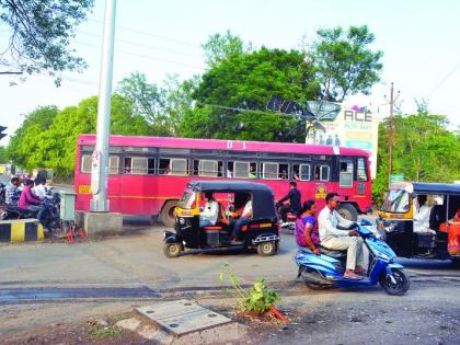 Start work of flyovers; crowd of vehicles, possibility of an accident! | उड्डाणपुलाच्या कामाला सुरुवात; वाहनांच्या गर्दीमुळे अपघाताची शक्यता!