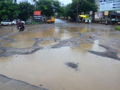 There are puddles on the roads everywhere | जागोजागी रस्त्यांवर साचले डबके