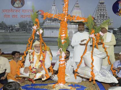 In Jalgaon, Shri Prasad Maharaj's Khadisakkara said | जळगावात श्री प्रसाद महाराज यांची खडीसाखर तुला