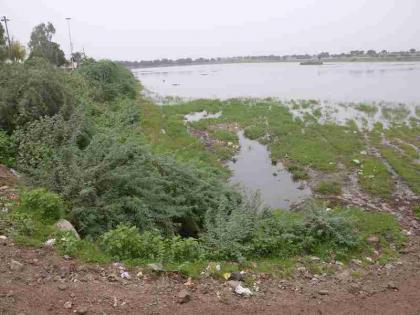 Floods threaten the mills, Mehun ponds | सांडपाण्यामुळे गिरणा, मेहरूण तलाव धोक्यात