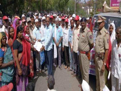 With the Sakri in Garhad in Dhule taluka, 'Elgar' | साक्रीसह धुळे तालुक्यातील गरताड येथे कर्जमुक्तीसाठी भर उन्हात ‘एल्गार’