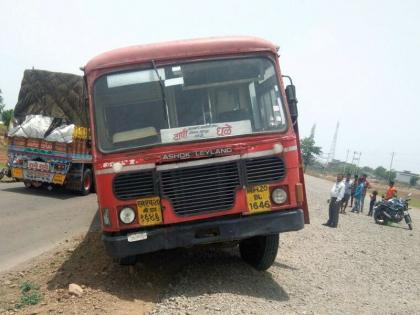 Five passengers were injured in a truck-bus collision in Dhule district | धुळे जिल्ह्यात ट्रक-बसचा अपघातात पाच प्रवासी जखमी 