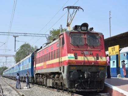 Running engine carrying 9 coaches | वातानुकुलित ९ डबे घेऊन धावले इंजिन