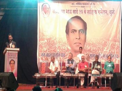 Annabhau Sathe inaugurated the tenth gathering of the literary convention | अण्णाभाऊ साठे दहावे साहित्य संमेलनाचे डफ वाजवून उदघाटन