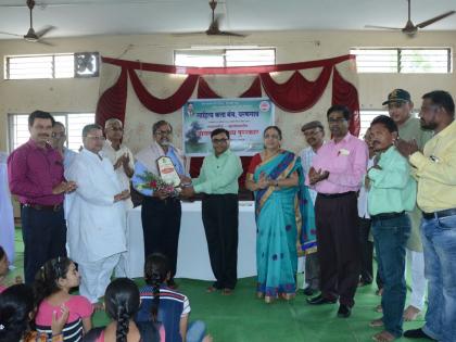 Distribution of Balkavi award in Dharagaan | धरणगावात बालकवी पुरस्कारांचे वितरण