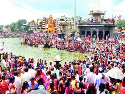 Congregation for the Ganges Ganesans for the Rishipanchami | ऋषिपंचमीनिमित्त महिलांची गंगास्नानासाठी गर्दी