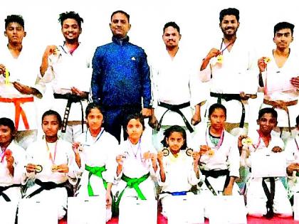 In the state-level karate competition, the district has 35 medals | राज्यस्तरीय कराटे स्पर्धेत जिल्ह्याला ३५ पदके