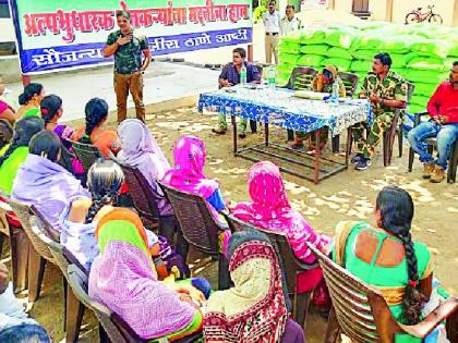 Fertilizer distribution to 100 farmers | १०० शेतकऱ्यांना खताचे वाटप