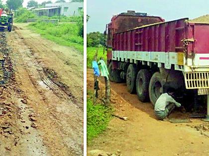 Road transport | रेती वाहतुकीने रस्त्याची वाट