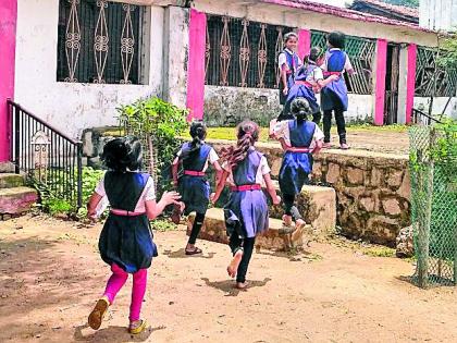 395 students of private schools in ZP School | खासगी शाळेतील ३९५ विद्यार्थी जि.प.शाळेत