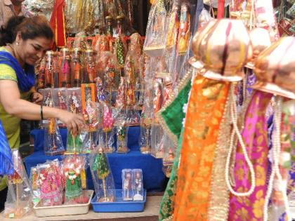 Gudhi Padwa 2018 Kolhapur: Starting of Gudi Padwa, sweet market with sweet bolts | Gudhi padwa 2018 कोल्हापूर : गुढीपाडव्याची लगबग सुरू, साखरेच्या गाठींनी बाजारपेठेला गोडवा