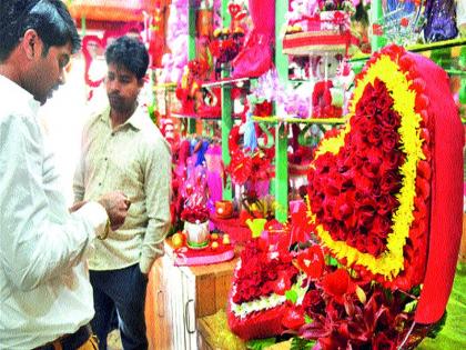 'Valentine's Day' celebration with ice cream and gift with a rose | ‘व्हॅलेंटाइन डे’ चे सेलिब्रेशन गुलाबासह आइस्क्रीम अन् गिफ्ट