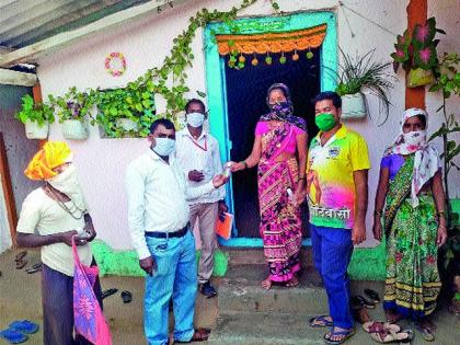 Distribution of sanitizer at Hemadpada | हेमाडपाडा येथे सॅनिटायझरचे वाटप