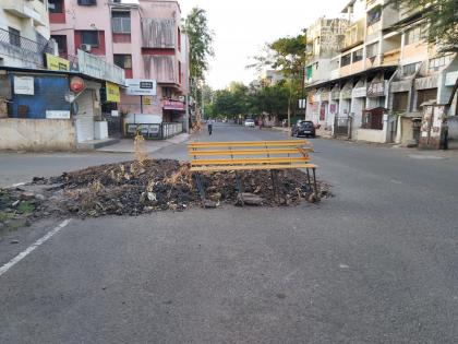  Potholes endanger the lives of motorists | भर रस्त्यातच खड्डा केल्याने वाहनधारकांच्या जीवितास धोका