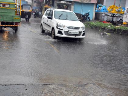 Rain showers in district after a long waiting | महिन्याच्या प्रतीक्षेनंतर वरुणराज अखेर प्रसन्न !