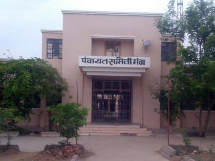 44 out of 55 employees absent in Mantha panchayat samiti | ४४ कर्मचारी गैरहजर