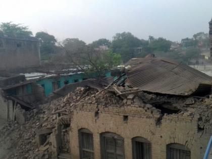 The building collapsed | भोकरदन शहरातील जीर्ण इमारत कोसळली