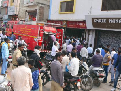 Fire in the main market | मुख्य बाजारपेठेतील कापड दुकानास आग