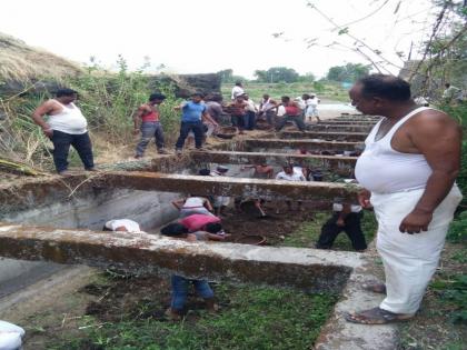 Cleanliness of the left canal from labor | श्रमदानातून सुळे डाव्या कालव्याची साफसफाई