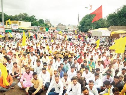 The street of Dhangar community in Jamkhed | जामखेडमध्ये धनगर समाजाचा रास्तारोको