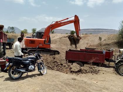 Removal of sludge from three percolation ponds | तीन पाझर तलावातून गाळ काढण्याचे काम