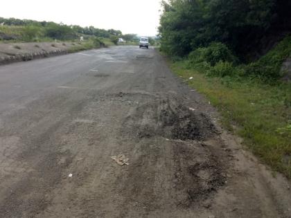 The passenger was disturbed by the rocks on the Nashik-Aurangabad highway | नाशिक-औरंगाबाद हायवेवरील खड्यांमुळे प्रवाशी झाले हैराण