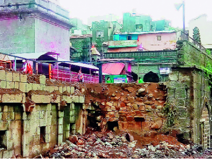 The work of the tent of meeting at Jotiba; The ancient walled walls | जोतिबावरील दर्शनमंडपाचे काम सुरू; प्राचीन तटबंदी पाडली